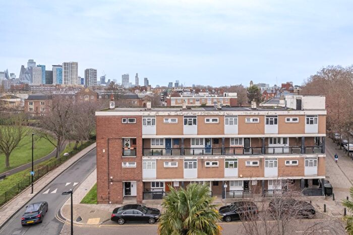 3 Bedroom Maisonette For Sale In Stepney Green, London, E1