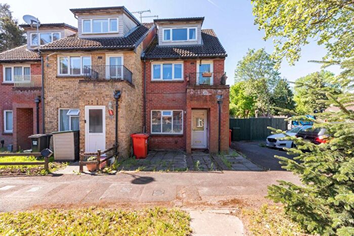 1 Bedroom Flat For Sale In Mead Avenue, Langley, SL3