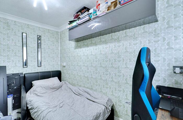 3 Bedroom Terraced House For Sale In Manor Close, Aveley, South Ockendon, RM15