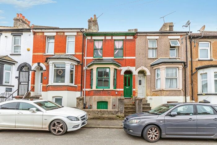 3 Bedroom Terraced House For Sale In Victoria Road, Chatham, Kent, ME4