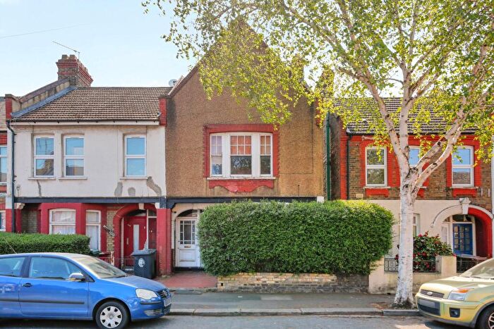 2 Bedroom Flat For Sale In Clementina Road, Leyton, E10