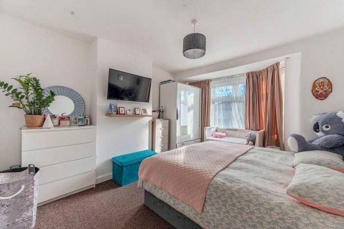 3 Bedroom Flat To Rent In Crofts Road, Harrow, HA1