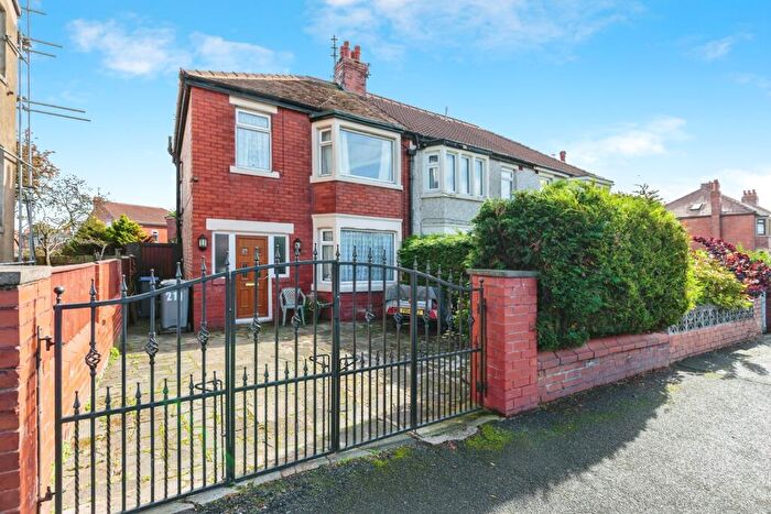 3 Bedroom End Of Terrace House For Sale In Hawes Side Lane, Blackpool, Lancashire, FY4