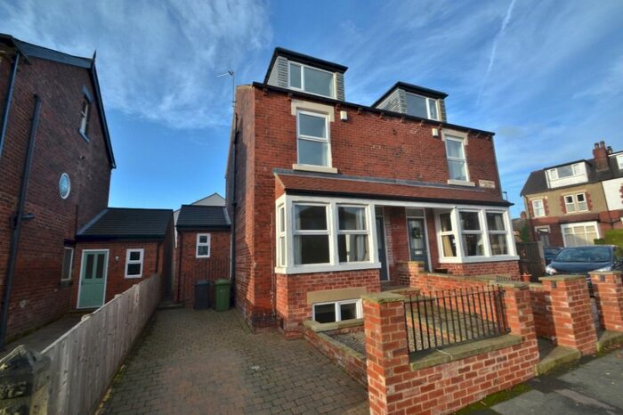 4 Bedroom Semi-Detached House To Rent In Gledhow Wood Avenue, Roundhay, Leeds LS8