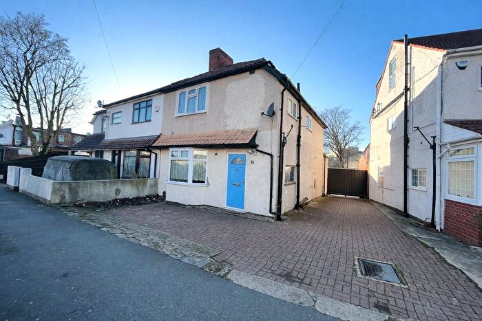 3 Bedroom Semi Detached House For Sale In Walnut Tree Road, Hounslow, Greater London, TW5