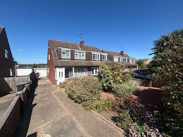 3 Bedroom Semi-Detached House For Sale In Pepper Hill, Gravesend, DA11