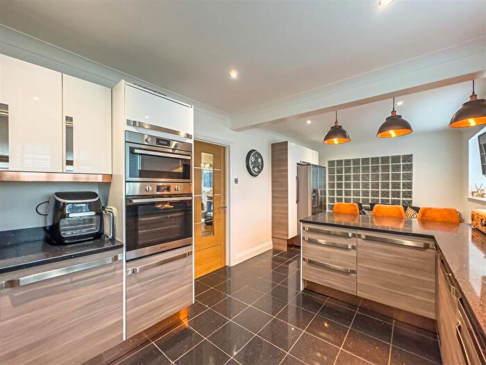 4 Bedroom Detached House For Sale In Bullwood Approach, Hockley, SS5