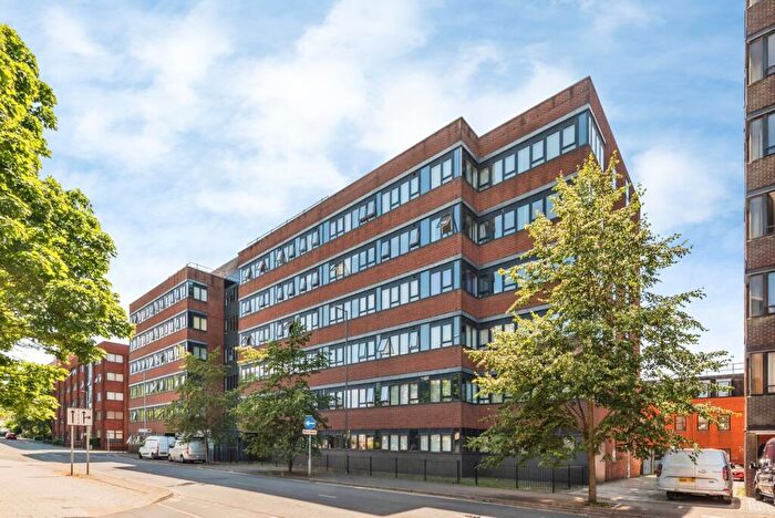 1 Bedroom Flat For Sale In Farnsby Street, Swindon, Wiltshire, SN1