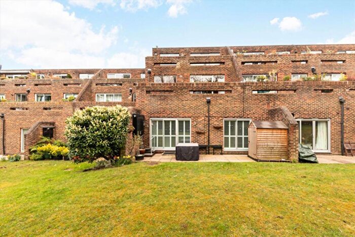 2 Bedroom Flat For Sale In Stroudwater Park, Weybridge, KT13