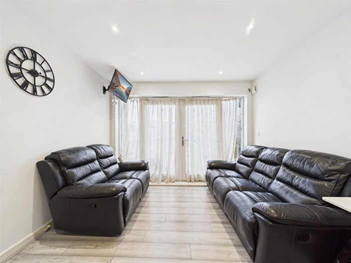 2 Bedroom Flat For Sale In Cornwall Road, London, N15