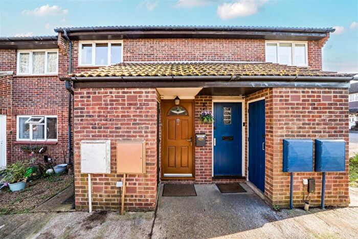 1 Bedroom Maisonette For Sale In Sunkist Way, Wallington, SM6