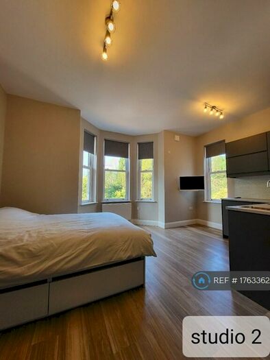 Studio To Rent In Redwood Drive, Epsom, KT19