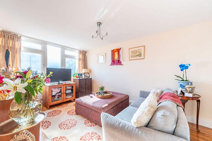 2 Bedroom Flat For Sale In Ainsworth Close, Gladstone Park, London, NW2