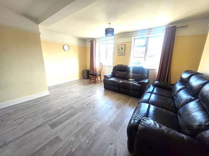3 Bedroom Flat To Rent In Violet Avenue, Uxbridge, Greater London, UB8
