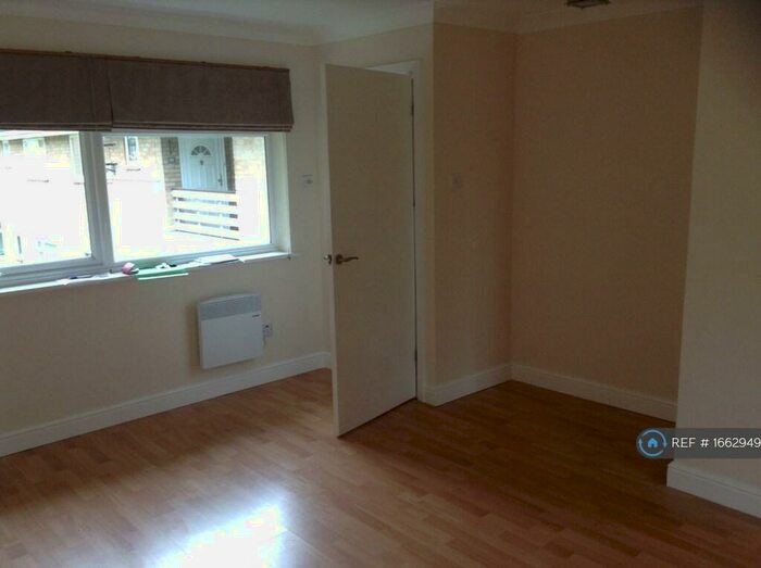 1 Bedroom Flat To Rent In Highclere Court, Knaphill, Woking, GU21