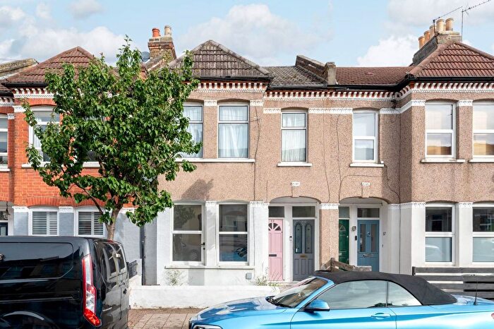 2 Bedroom Flat To Rent In Leverson Street, Streatham, London, SW16