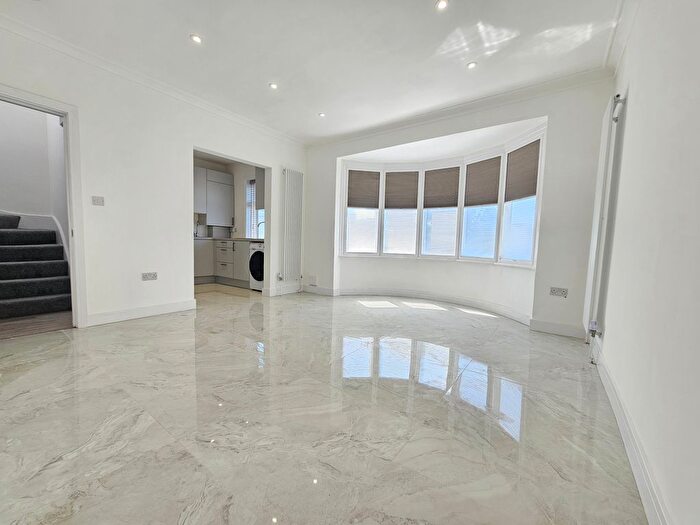 3 Bedroom Flat To Rent In Eastside Road, London, NW11