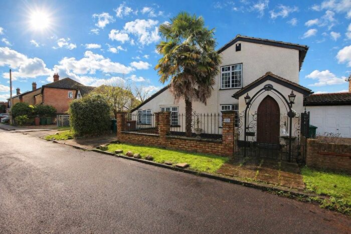 3 Bedroom Detached House For Sale In Old Charlton Road, Shepperton, TW17