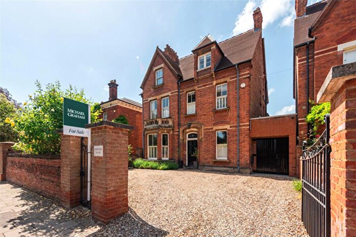 7 Bedroom Detached House For Sale In Rothsay Gardens, Bedford, Bedfordshire, MK40