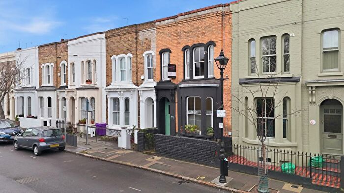3 Bedroom Terraced House For Sale In Lichfield Road, Bow, E3