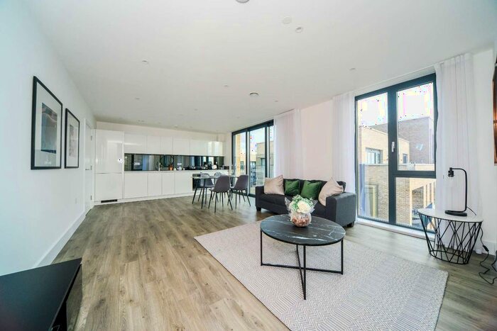 2 Bedroom Flat To Rent In High Street, Staines Upon Thames, Surrey, TW18