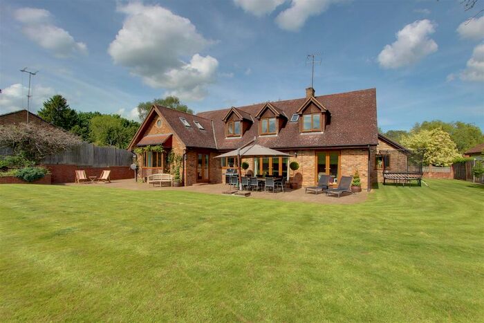 5 Bedroom Property For Sale In Potten End Hill, Water End, Hemel Hempstead, HP1