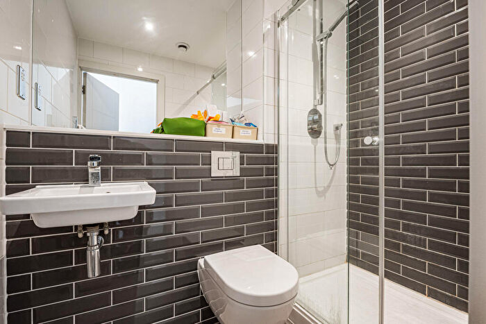 2 Bedroom Apartment For Sale In Chatham Place, London, E9 - Photo 9