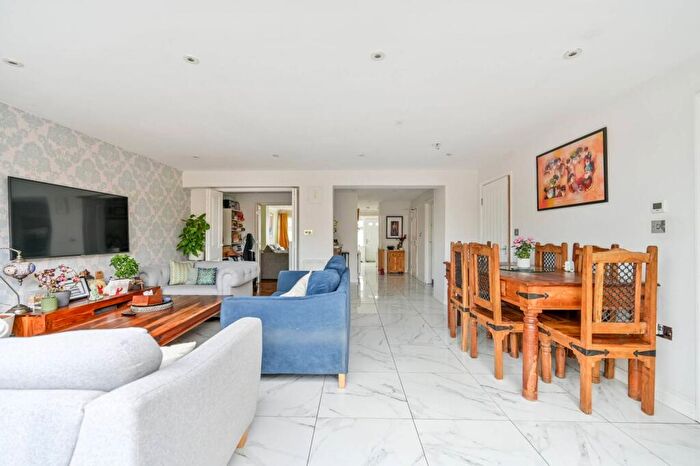 4 Bedroom Semi-Detached House For Sale In Seacourt Road, Langley, Slough, SL3