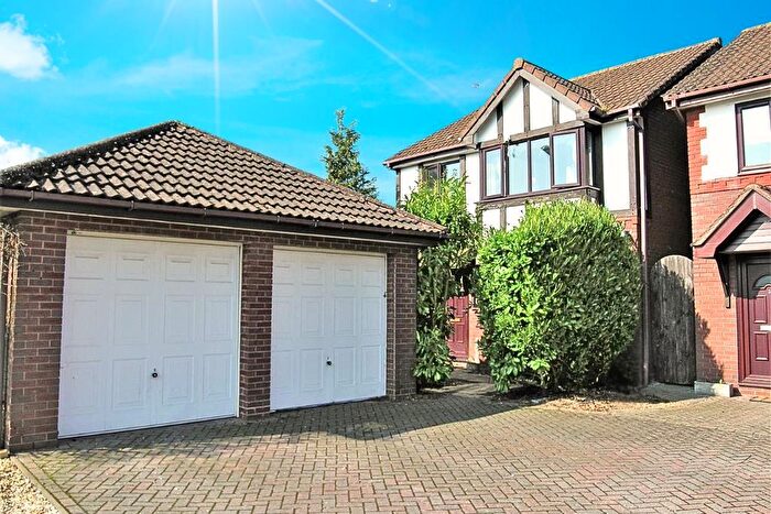 3 Bedroom Detached House For Sale In Alexandra Gardens, Knaphill, GU21
