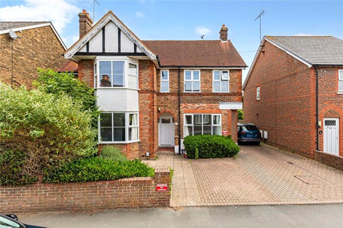 2 Bedroom Flat To Rent In Anyards Road, Cobham, Surrey, KT11
