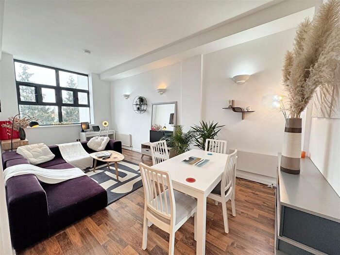 2 Bedroom Flat For Sale In Shaftesbury Road, London, E7