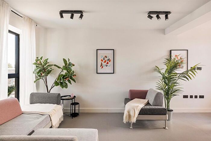 2 Bedroom Flat For Sale In Tamarind Mews, Meridian Water, London, N18