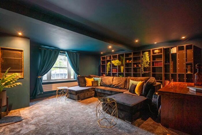 5 Bedroom Detached House For Sale In Blyton Close, Beaconsfield, HP9