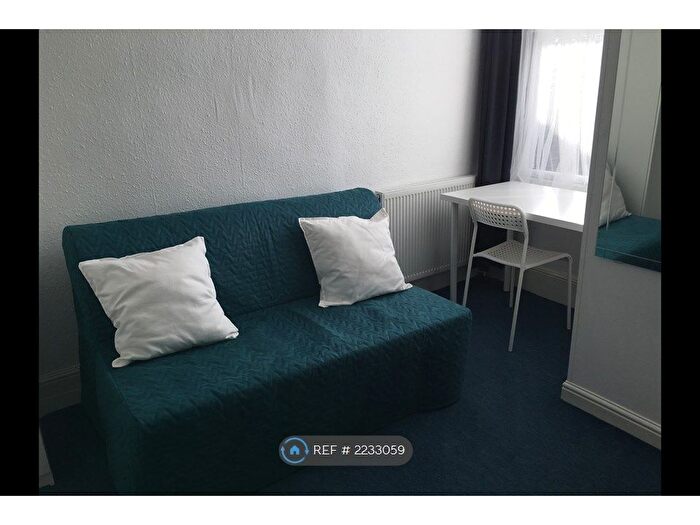 Studio To Rent In New Cross Gate, London, SE14