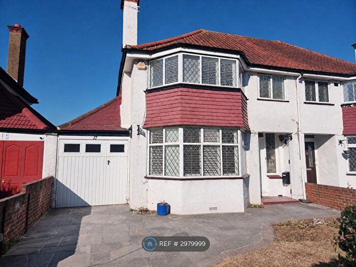 3 Bedroom Semi Detached House To Rent In Elm Way, Worcester Park, KT4