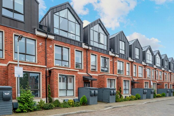 2 Bedroom Flat To Rent In Harlow Gardens, Kingston Upon Thames, KT1