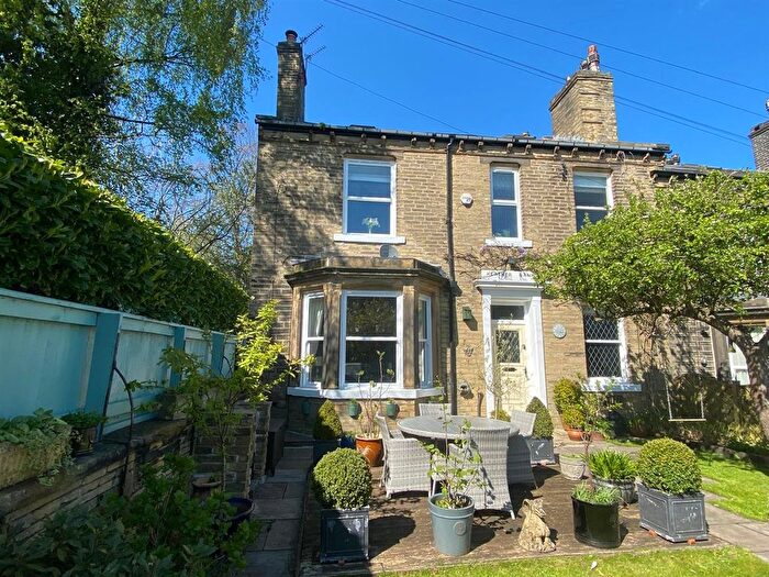 6 Bedroom End Terrace House For Sale In Grandsmere Place, Halifax, HX3