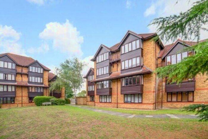 2 Bedroom Flat To Rent In Linwood Close, London, SE5
