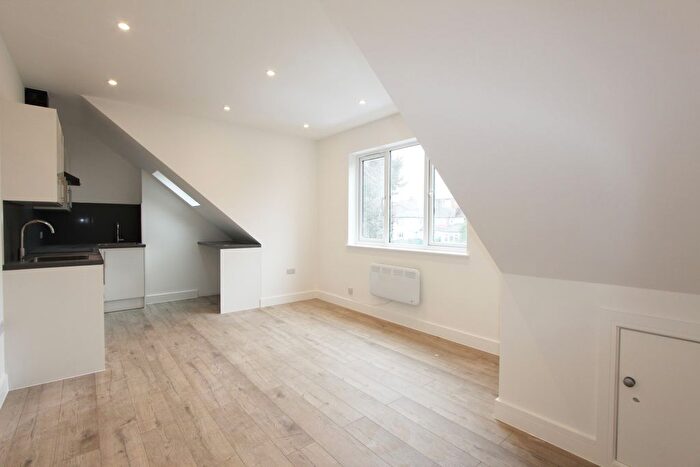 2 Bedroom Flat To Rent In Montpelier Rise, London, NW11