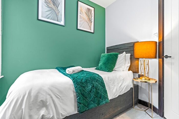 3 Bedroom Flat To Rent In Fulham Palace Road, London, SW6