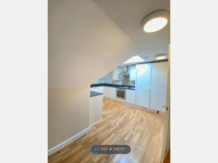 2 Bedroom Flat To Rent In Bath Road, Burnham, SL6