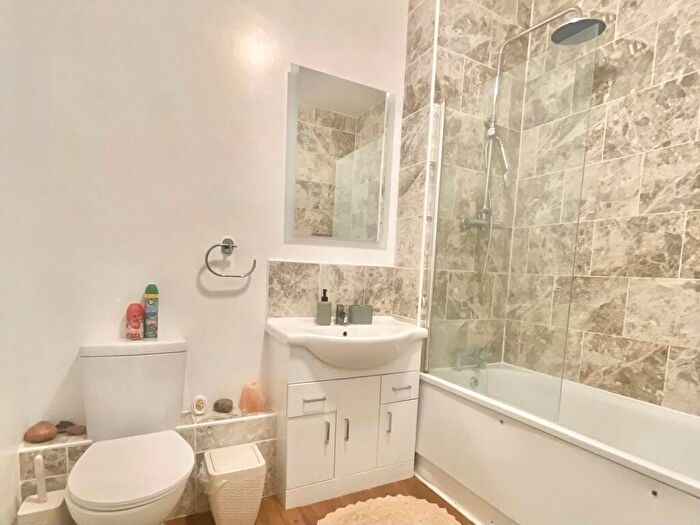 1 Bedroom Flat For Sale In Guildford Street, Chertsey, Surrey, KT16