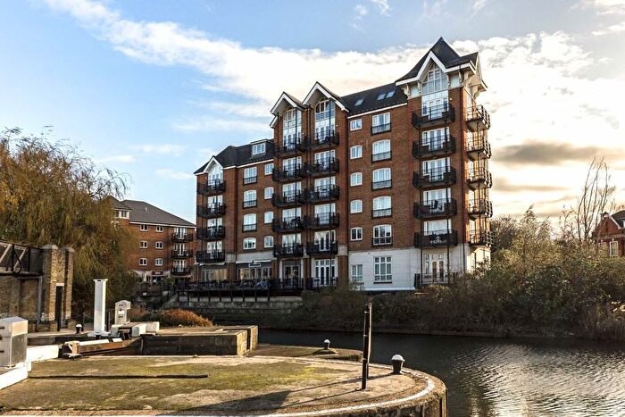 3 Bedroom Flat To Rent In High Street, Brentford, TW8