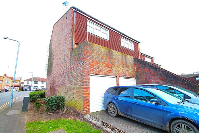 3 Bedroom Maisonette To Rent In Walnut Close, Ilford, IG6