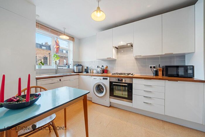 2 Bedroom Flat For Sale In Darville Road, London, N16