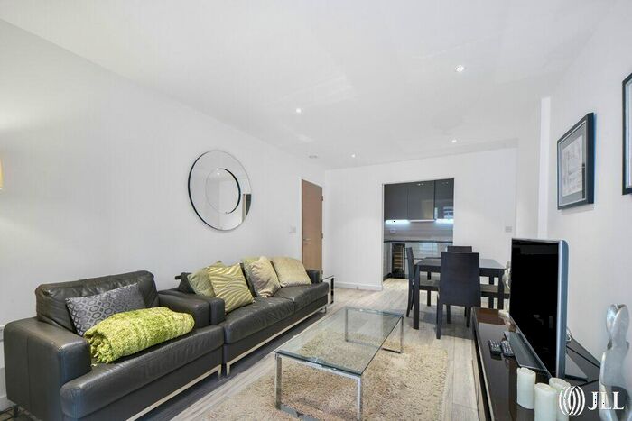 2 Bedroom Flat To Rent In Devan Grove London, N4