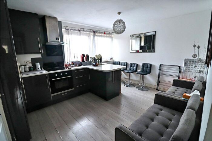 2 Bedroom Flat For Sale In Oxford Gardens, Whetstone, London, N20