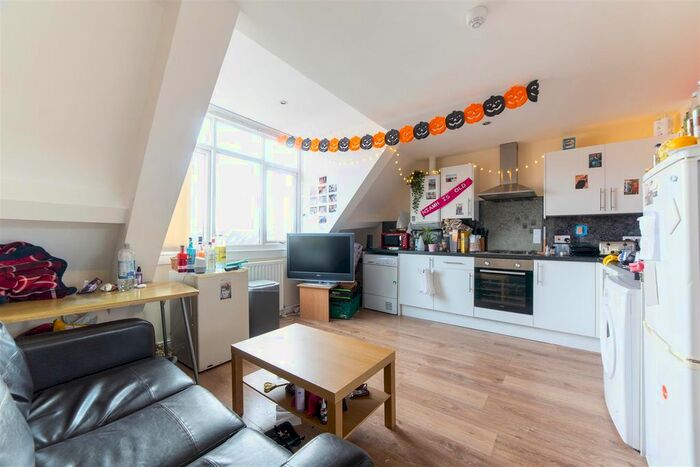 3 Bedroom Flat To Rent In Osborne Road, Jesmond, Newcastle Upon Tyne, NE2