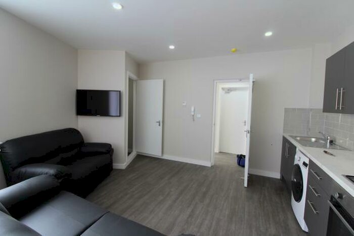 1 Bedroom Flat To Rent In Castle Lane - Students Only, CF24