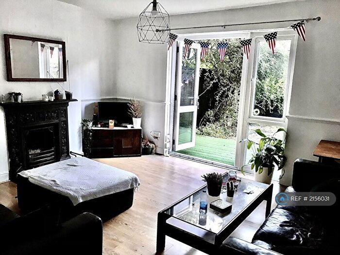 3 Bedroom Flat To Rent In Wenlock Court, London, N1